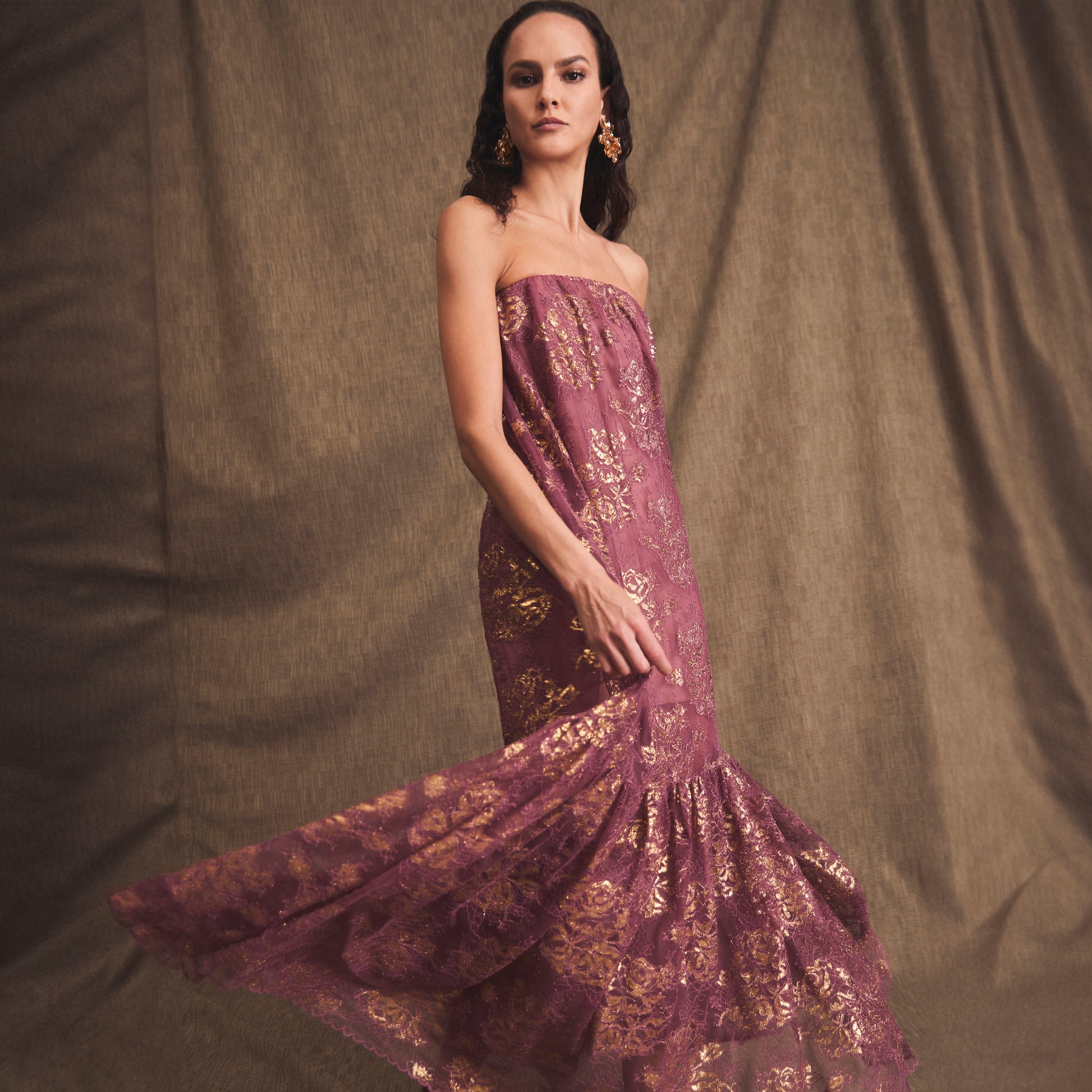 HELSI Cara Metallic Strapless Lace Overlay Maxi Cocktail Dress in Mauve/Gold at Nordstrom, Size Small